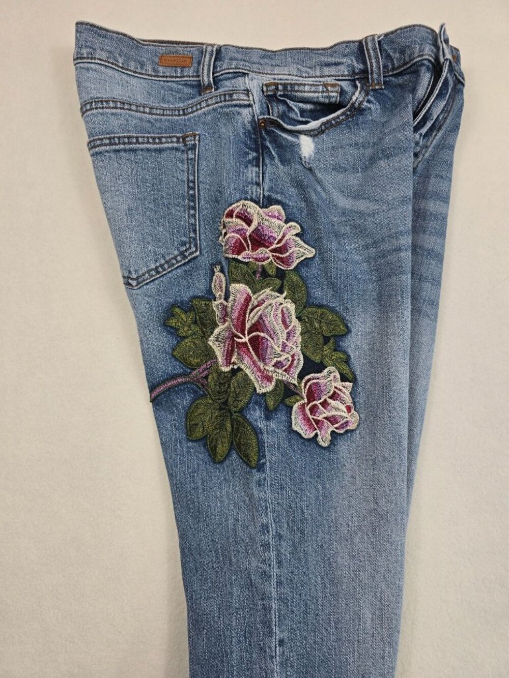 Sneak Peek Womens Floral Embroidered Blue Jeans Size 7 Distressed - Picture 3 of 8